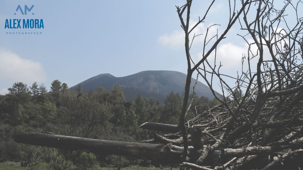 Volcán Paricutín (en purépecha Parhíkutini 'lugar al otro lado') San Juan Parangaricutiro Michoacán