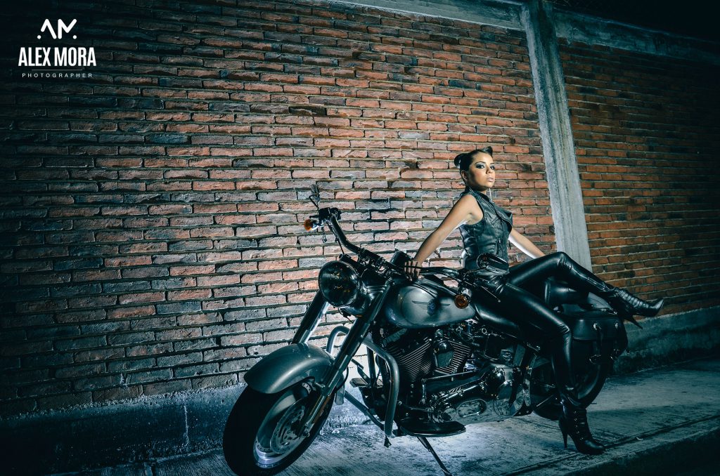 danae photoshot para calendario promocional modelaje en motocicleta chopper uruapan