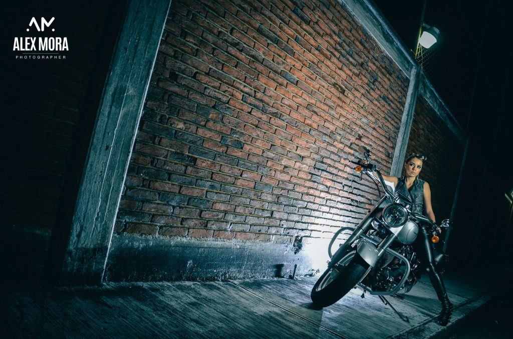 danae photoshot para calendario promocional modelaje en motocicleta chopper uruapan